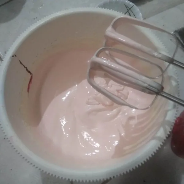 Masukkan pasta stroberi. Aduk rata