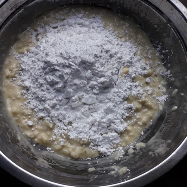 Masukkan tepung tapioka, adonan kental tapi masih lengket di tangan.