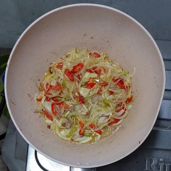 Panaskan minyak, tumis bawang bombay, bawang merah, bawang putih dan cabe sampai harum