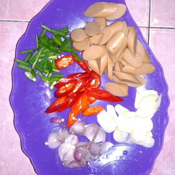 Iris bawang merah, bawang putih, cabai, daun bawang dan sosis.