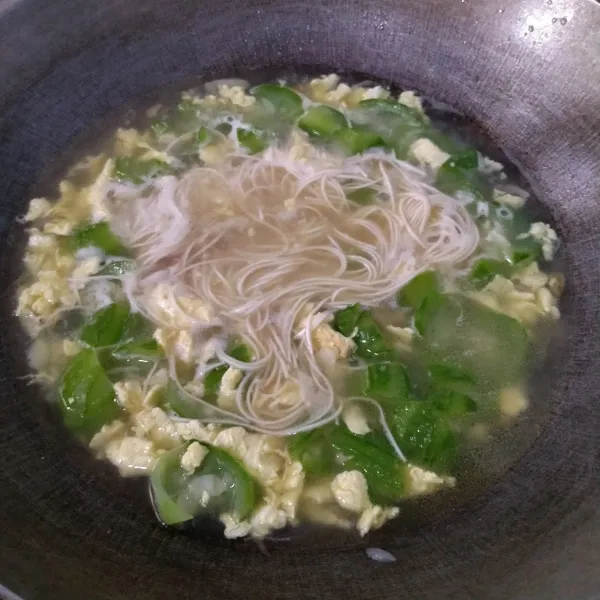 Masukan misoa, garam, gula, lada dan kaldu bubuk. Masak sebentar saja hingga misoa matang. Cek rasa, angkat.