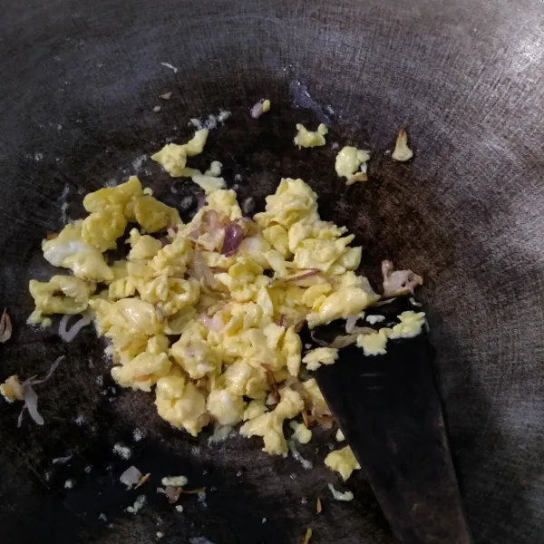 Panaskan minyak, tumis bawang putih hingga harum. Tambahkan bawang merah, aduk hingga harum. Masukan telur, orak-arik hingga matang.