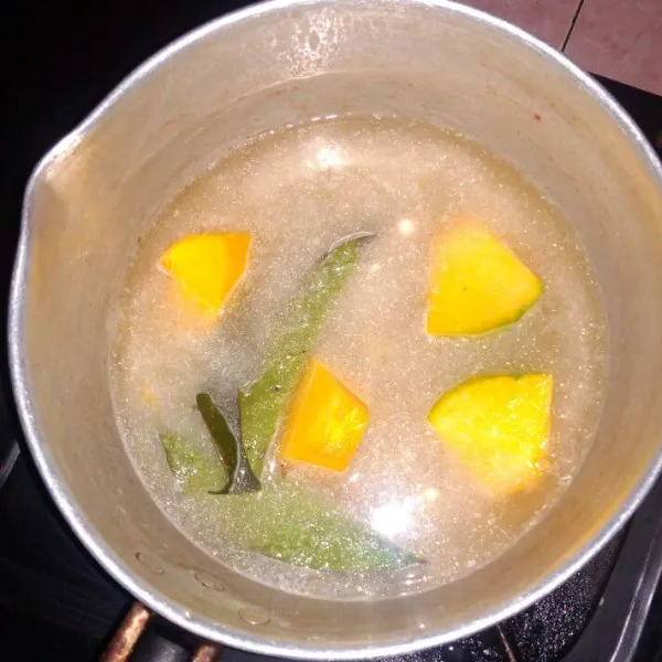 Rebus labu kuning dengan air secukupnya, tambahkan bumbu halus, daun salam, dan lengkuas. Masak sampai labu kuning lunak.