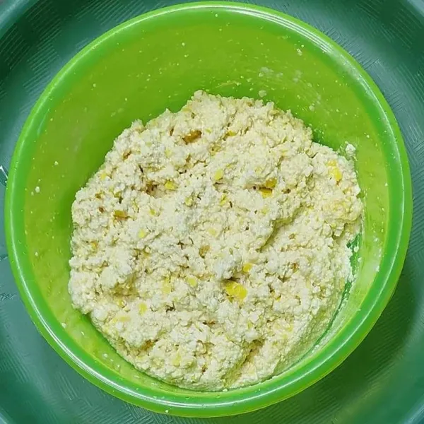 Haluskan tahu, tambahkan tepung terigu, tepung tapioka, telur, kaldu bubuk, merica bubuk dan garam, aduk-aduk sampai tercampur rata