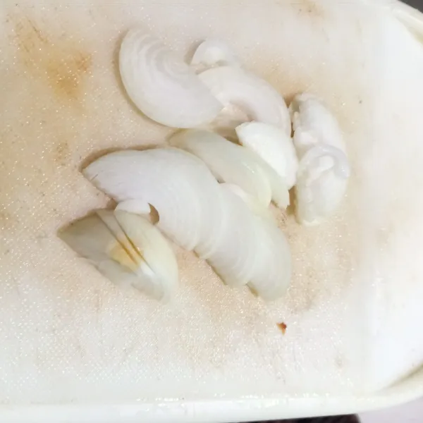 Lalu iris tipis-tipis bawang bombay lalu sisihkan