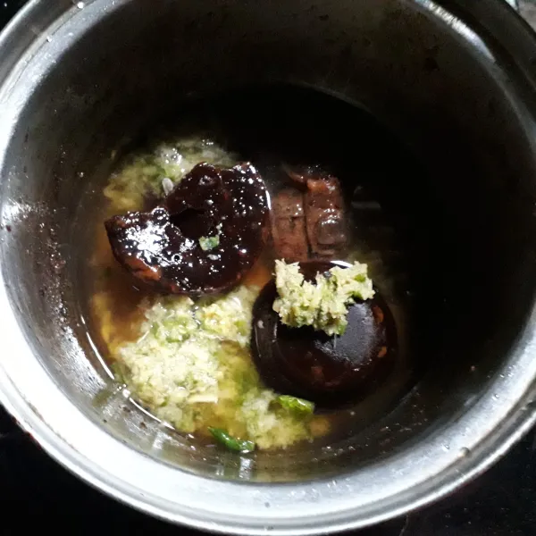 Masukkan semua bahan ke dalam panci, masak hingga gula larut dan sedikit kental.