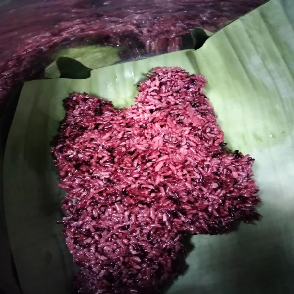 Taruh dalam wadah/panci yang sudah dialasi daun pisang, dengan bagian yang diberi ragi menghadap ke bawah. Taburi atasnya dengan ragi.