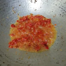 Tumis bumbu yang dihaluskan yang terdiri dari cabe merah keriting, bawang putih dan bawang merah hingga harum.