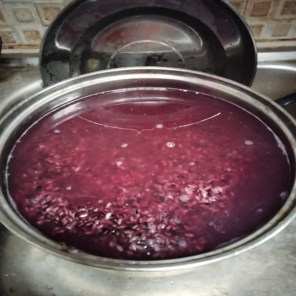 Cuci beras, rendam semalaman.