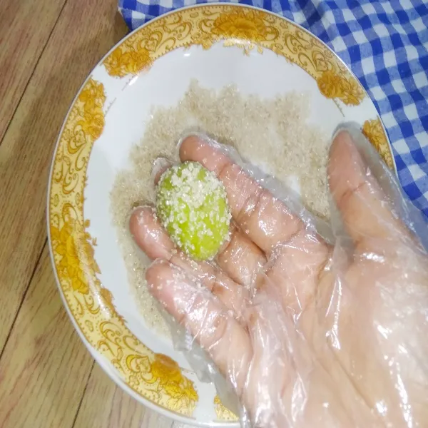 Ambil secukupnya adonan dan bentuk bulat lalu naluri dengan gula pasir.