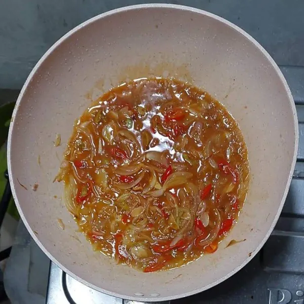 Aduk-aduk sampai tercampur rata, masak sampai mendidih