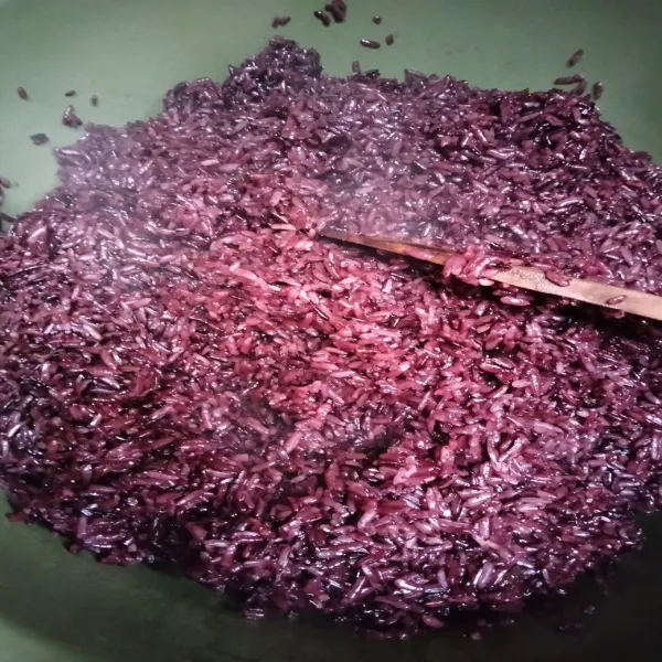 Angkat, lalu siram air mendidih, aduk rata. Biarkan hingga air meresap. Lalu kukus kembali sekitar 20 menit atau hingga matang.