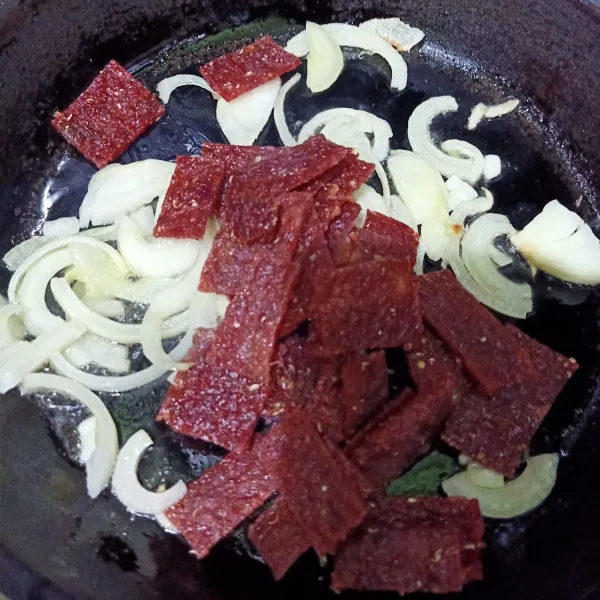 Masukkan dendeng ayam. Oseng sebentar