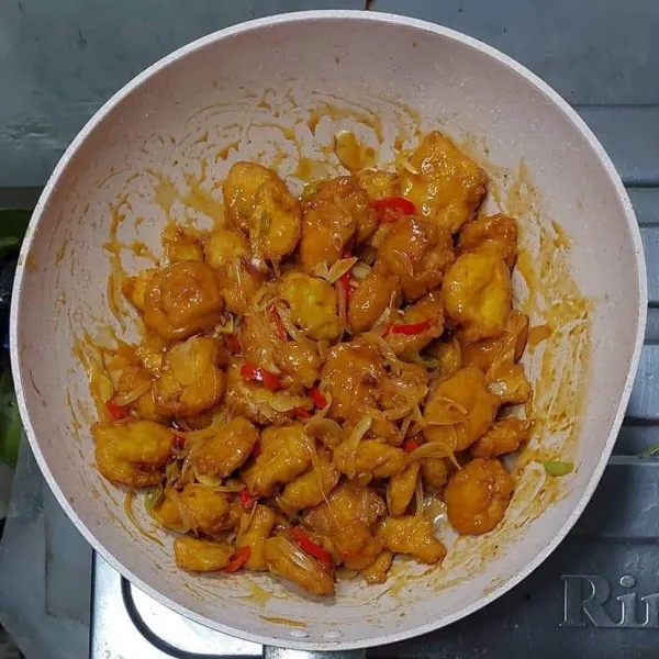 Aduk-aduk, masak sebentar sampai bumbu merata, angkat dan sajikan