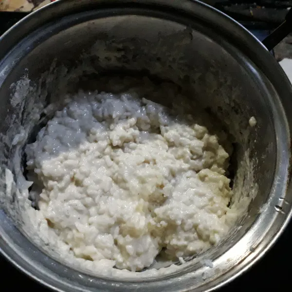 Dalam panci campur nasi, air, tepung terigu, bawang putih dan udang rebon halus, garam dan kaldu bubuk, masak hingga adonan rata, biarkan hangat.