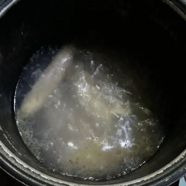 Rebus air yang sudah diberi 1 sdm minyak goreng, baluri tangan dengan tepung terigu ambil adonan lalu bentuk lenjer, masukkan kedalam air mendidih, lakukan secara bertahap hingga adonan habis.
