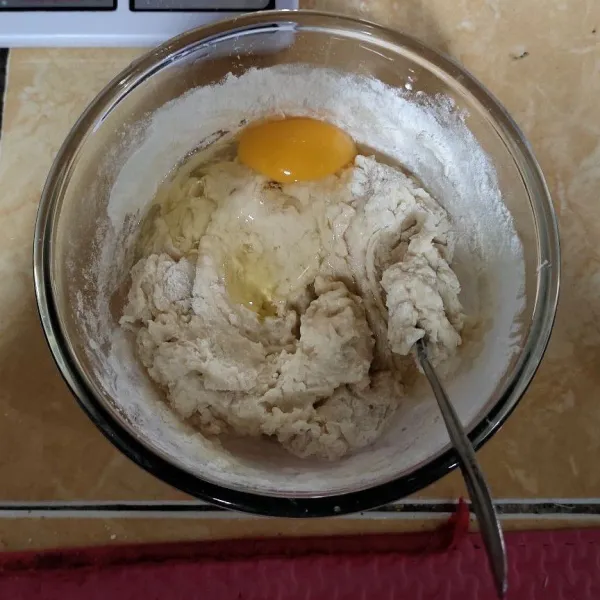 Tambahkan telur aduk rata.