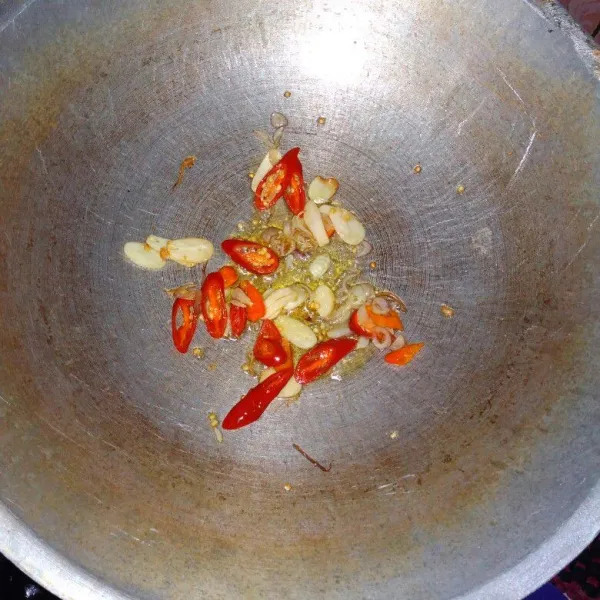 Tumis bawang merah dan bawang putih sampai harum, kemudian masukkan cabai, aduk rata.