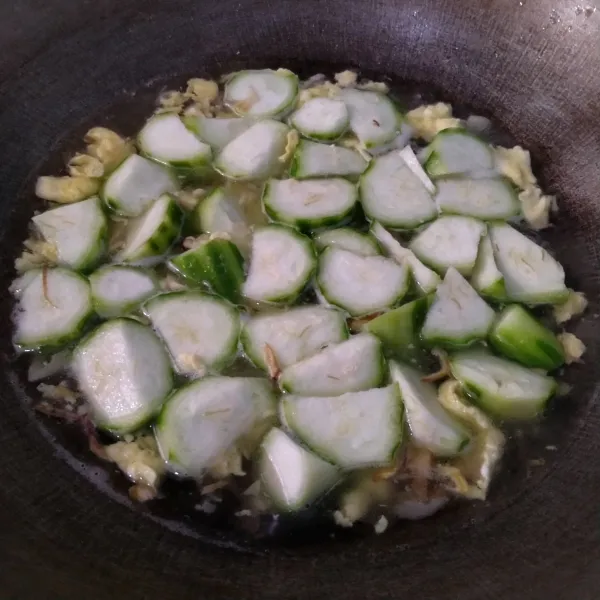 Masukan air, biarkan mendidih lalu masukan oyong. Masak hingga matang.
