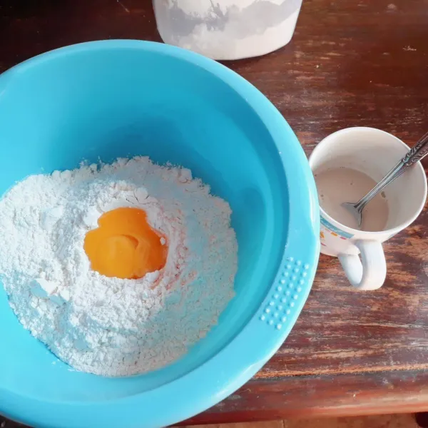 Campur ragi dengan air hangat, diamkan 10 menit. Kemudian campurkan tepung terigu, gula, dan telur.