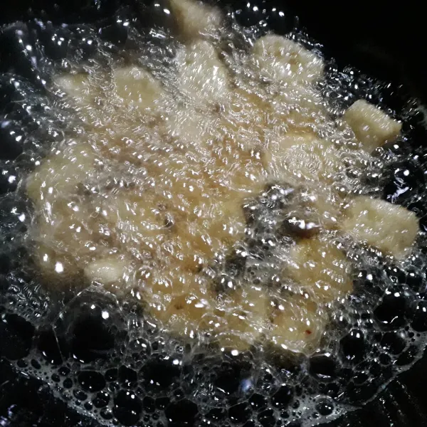 Panaskan minyak, goreng pempek hingga matang.