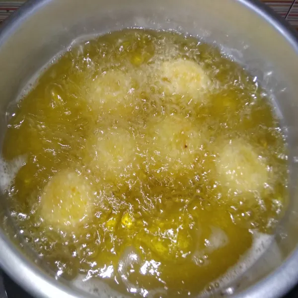 Masukkan bola kentang isi keju kedalam minyak yang sudah dipanaskan terlebih dahulu. Goreng hingga berwarna kuning keemasan. Angkat dan tiriskan. Lalu siap disajikan.