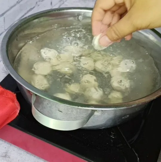 Didihkan secukupnya air kemudian rebus cilok.