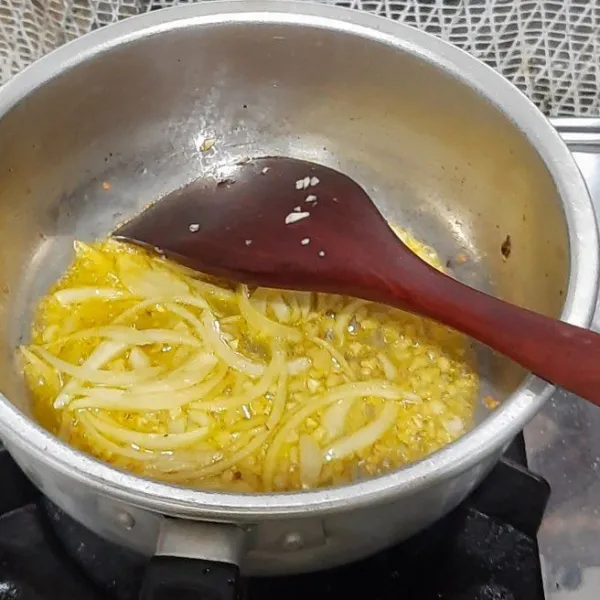 Panaskan margarin tumis bawang putih dan bawang bombai hingga wangi