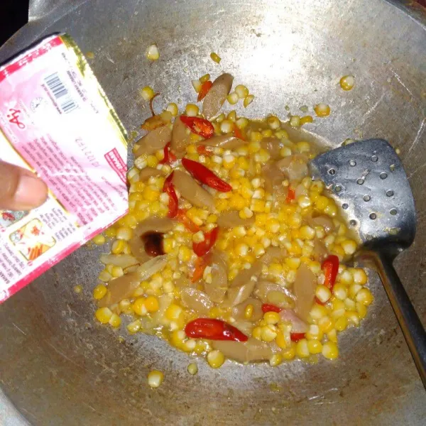 Masukkan jagung dan sosis, tuang air secukupnya. Bumbui dengan garam, kaldu bubuk, lada, gula pasir dan saos tiram, aduk hingga rata.
