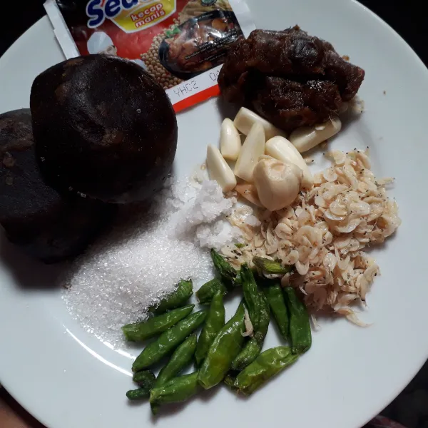 Kuah Cuko : Siapkan bahan kuah cuko, haluskan cabe rawit dan udang rebon.