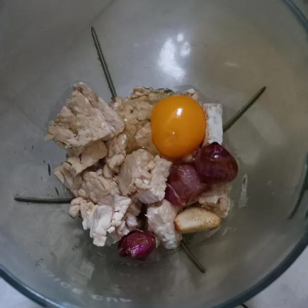 Blender tempe, bawang merah dan bawang putih, telur dan beri air secukupnya saja