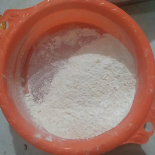 Ayak nutrijel, tepung terigu, tepung maizena, baking powder dan susu bubuk. Sisihkan.