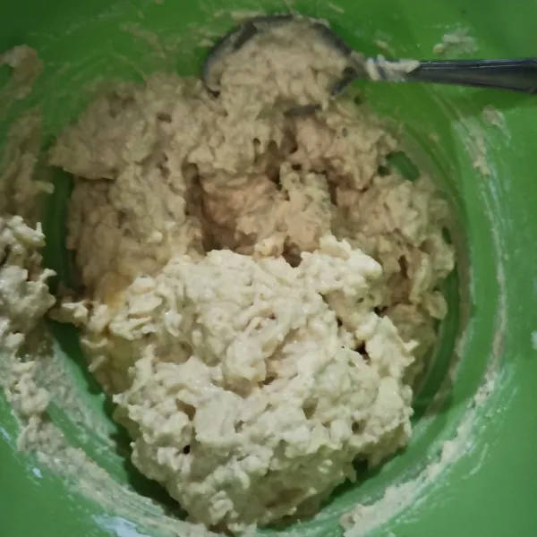 Pindahkan ke dalam wadah, masukkan tepung tapioka, garam, merica, telur, mie, bubuk bawang putih, aduk rata.