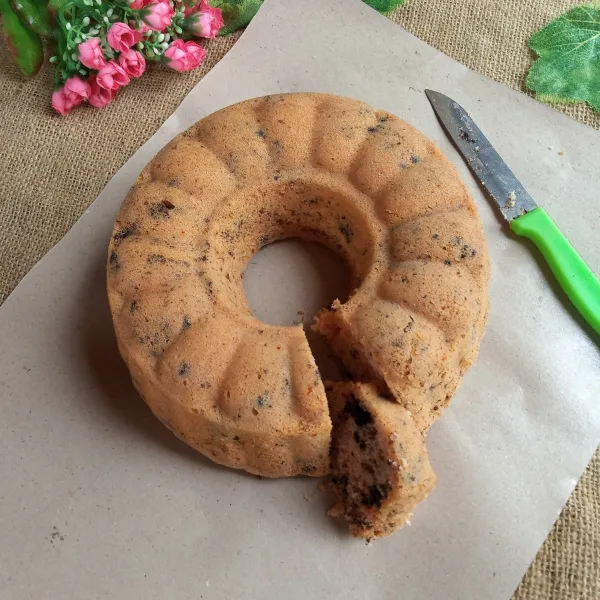 Keluarkan dari loyang saat bolu mulai hangat. Potong sesuai selera