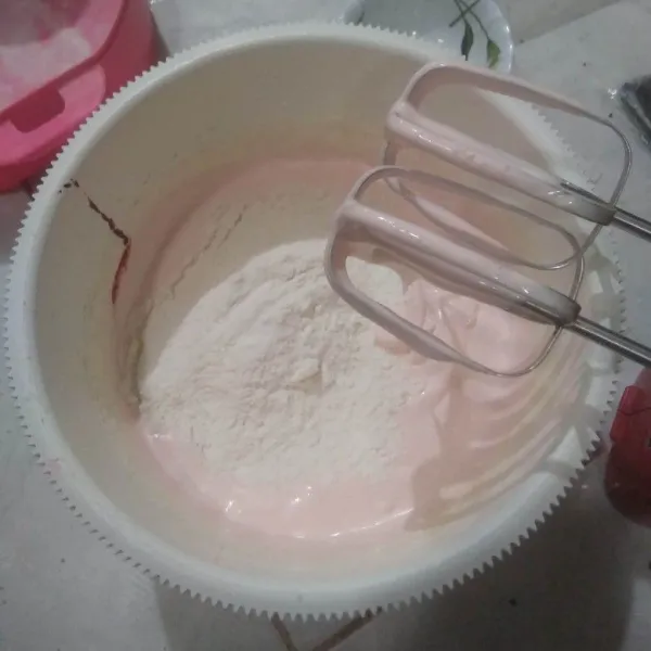 Tuang ayakan nutrijel, tepung terigu, tepung maizena, baking powder dan susu bubuk. Aduk asal rata