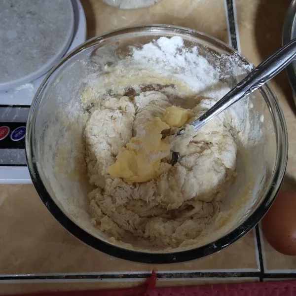 Tambahkan butter dan garam aduk hingga rata. Diamkan 30 menit.