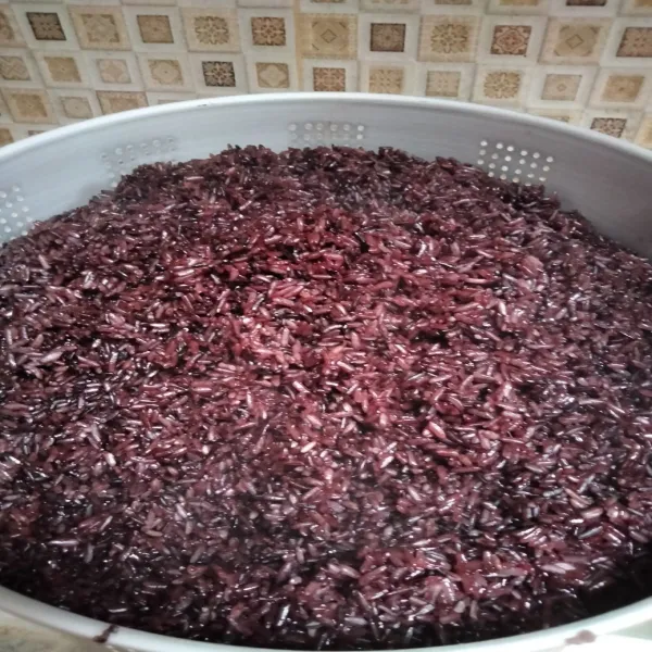 Bilas, lalu kukus hingga menggumpal.