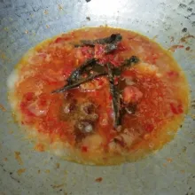 Masukan irisan tomat, lengkuas, dan daun salam aduk rata, tambahkan air, garam, gula merah dan kaldu jamur aduk rata.