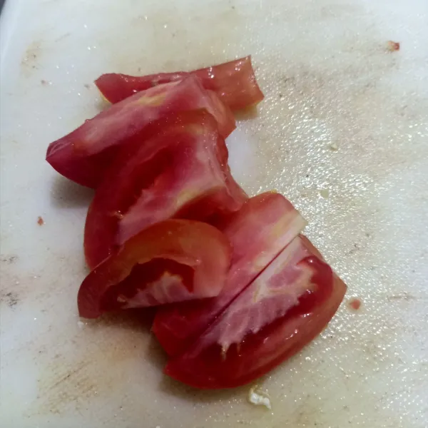 Cuci bersih tomat lalu iris tipis