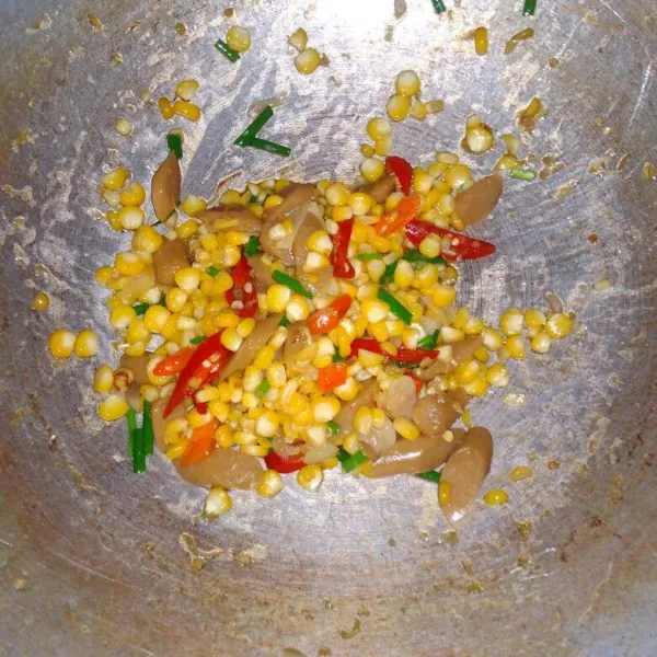 Masak sampai jagung matang dan air berkurang, koreksi rasa dan sajikan.