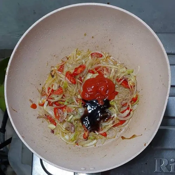 Masukkan saus tiram, saus sambal dan saus tomat