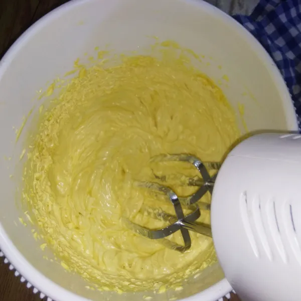 Kocok gula, margarin dan telur dengan mixer kecepatan rendah hingga lembut mengembang. Matikan mixer