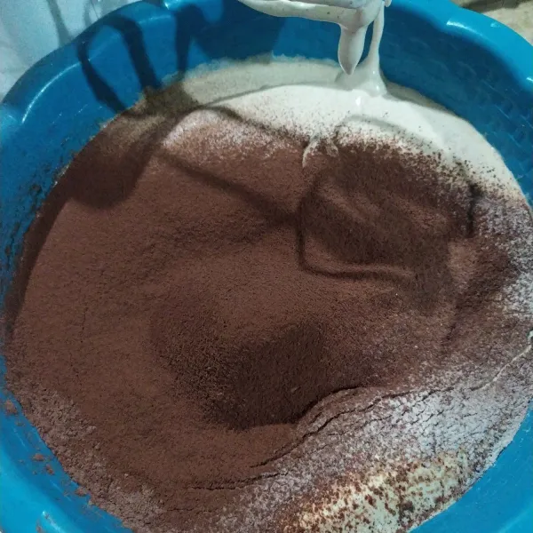 Tambahkan tepung terigu, coklat bubuk, dan garam halus. Kemudian mixer sebentar.