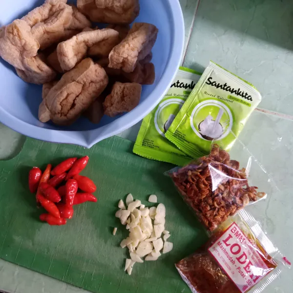 Siapkan semua bahan-bahannya.