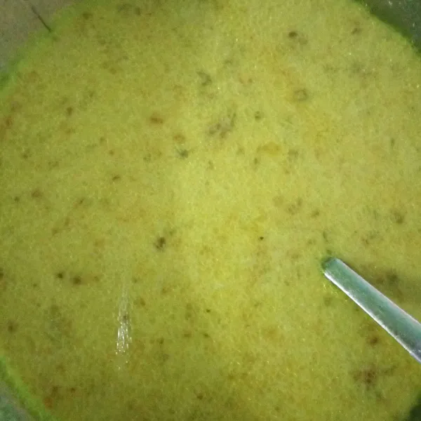 Siapkan wadah berisi air rebusan ayam.