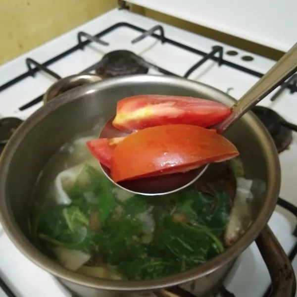 tambahkan irisan tomat, koreksi rasa, masak hingga matang