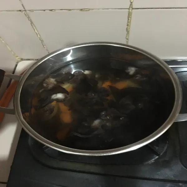 Lalu masukkan wortel masak sampai wortel 1/2 empuk