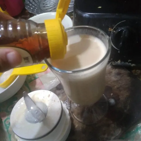 Tuang jus kurma susu ke dalam gelas lalu tambahkan madu. Aduk rata.
