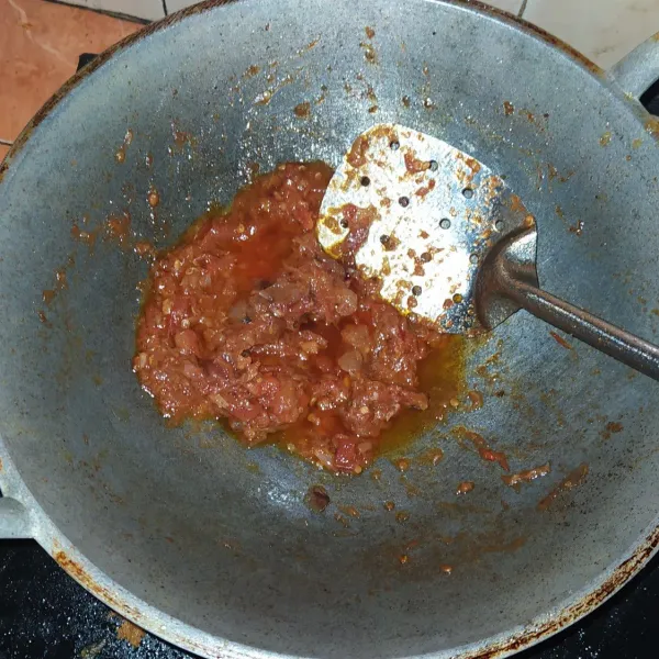 Membuat sambal: goreng bawang merah, bawang putih, tomat dan cabai sampai setengah matang lalu uleg semua bahan sambal, tes rasa.
