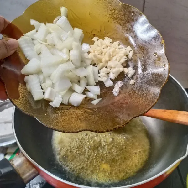 Panaskan margarin, tumis bawang bombay dan bawang putih sampai harum.
